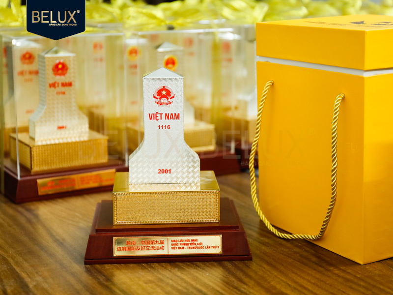 Lô Cột Mốc Việt-Trung bằng đồng mạ vàng bạc cao 32cm thiết kế theo yêu cầu